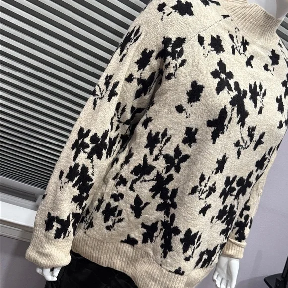 Liz Claiborne Black and Cream Floral Sweater - Picture 3 of 9